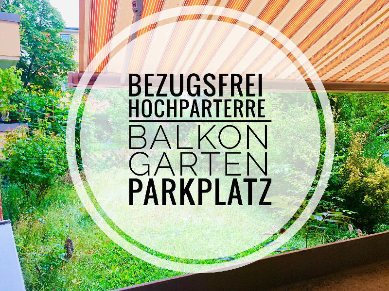 Außenansicht der Wohnanlage mit herbstlicher Bepflanzung
